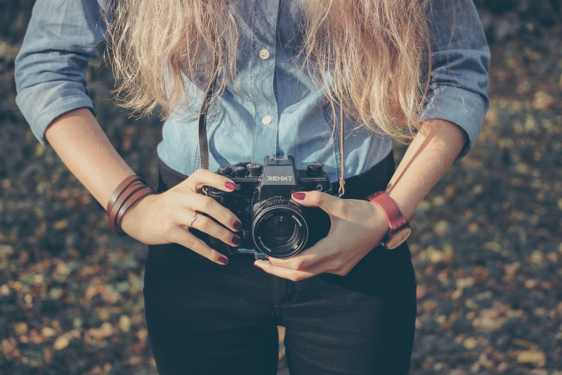 photographe-LIEUCHE-min_hand-person-girl-woman-camera-photography-614-pxhere.com